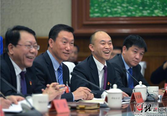 張家口代表團(tuán)代表熱議民心工程。記者 田明 趙海江攝